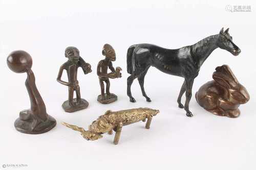 Sammlung Kleinbronzen,6 Bronzefiguren, H 7 cm und kleiner, 2 Afrikaner, Pferd, Hase, Robbe und