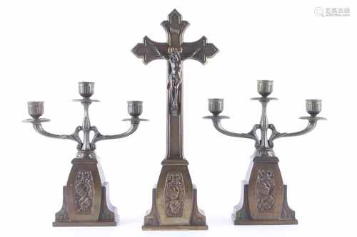 Jugendstil Stand-Kreuz mit Kerzenständerpaar um 1920, Kruzifix auf Sockel, Leuchterpaar mit drei