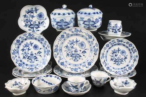 Meissen Schwertermarke Zwiebelmuster Restservice, u.a. Knaufmarke, 17-teiliges Porzellan Lot,