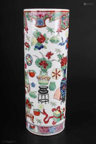 China Stangenvase,Porzellan, emailliert, feine Malerei mit Obst, Blumen, Vasen und