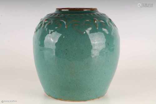 China grüne Keramik Vase wohl 19. Jh.,Keramikvase, grüne Glasur, Reliefblumendekor, wohl 19.