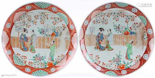 Paar große Prunkteller Japan um 1900 Meiji Periode,Porzellan polychrome Figurenszenerie-Malarei,