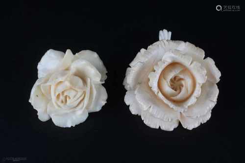 2 Jugendstil Rosenanhänger Elfenbein um 1910/1920,geschnitzte Rosen, Höhe 4,5 cm (ohne Aufhängung) x