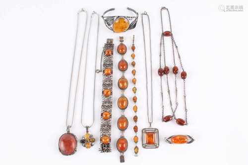 Umfangreicher Bernsteinschmuck, teils antik, Amber, 9-teiliges Lot, in 800-925 Silber gefasst, 3