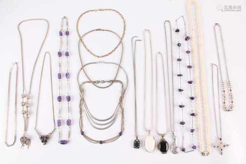 Umfangreiches Silberschmuck, 16-teilig, 800-925 Silber, umfangreiches Lot mit Halsketten und