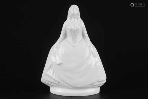 Meissen Figur elegante Dame, weisses Porzellan, Schwertermarke 1.Wahl, Höhe 11 cm x Breite 9 cm,