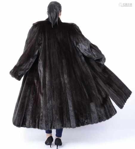 Blackglama Nerzmantel, Pelzmantel, Lang, Gr.42/44EXCLUSIVE BLACKGLAMA DARK RANCH MINK FUR COAT Size: