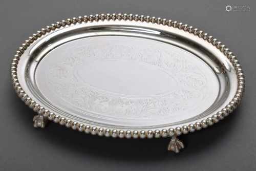 Ovaler Salver mit dickem Kugelrand und antikisierenden Ornamenten, graviert, James Dixon & Sons,