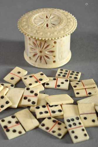 Durchbrochenes Bein Döschen mit Miniatur Domino Spiel, ca. 27 Stück, H. 2,5cmOpenwork bone box