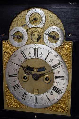 Frühe Bracket Clock in ebonisiertem Gehäuse mit Messingdekorationen und fein gesägten, gravierten