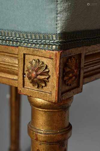 Vergoldeter Hocker mit blauem Velourbezug im Louis XVI Stil, H. 50cmGold plated stool with blue