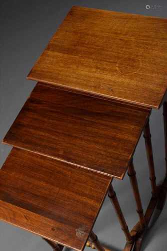 Dreiersatz Mahagoni Nesttische mit gedrechselten Beinen, um 1900, Three set mahogany nest tables