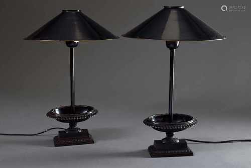 Paar Gusseisen Lampen mit schwarzen Metallschirmen im klassizistischen Stil, Italien 20.Jh., H.