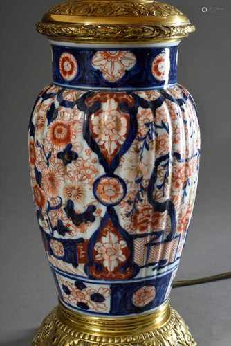 Imari Porzellan Vase mit Messing Montierung in Ormolu Art, als Lampe montiert, H. 68cmImari