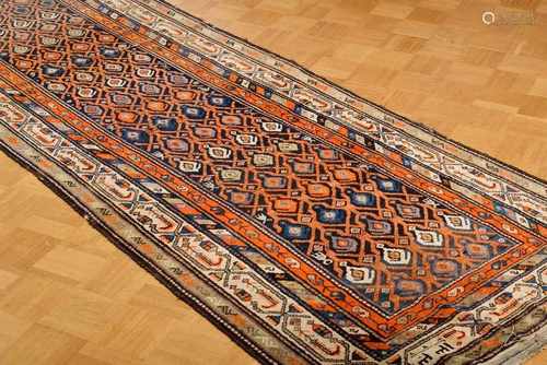 Orientgalerie mit graphischem Muster in orange/blau, Nordpersien um 1900, 414x116cm,