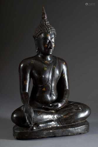 Große Buddha Figur im Sukhothai Stil des 14.Jh. im Parjakansana Sitz mit Bhumiparsamudra Geste,