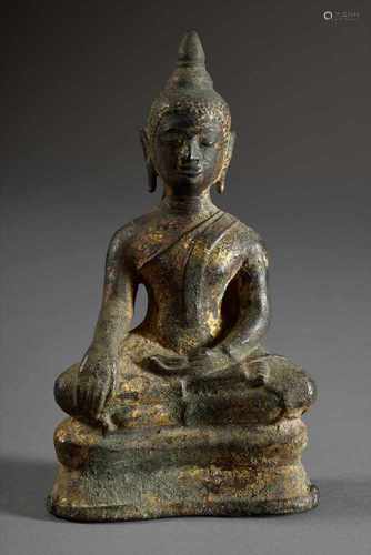 Sitzender Buddha in Virasana, rechte Hand in Bhumisparshamudra Geste, Usnisha von Flammen umgeben,