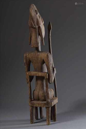 Große sitzende männliche Figur der Bamana/Bambara/Mali mit Speer und Trinkgefäß, Hartholz