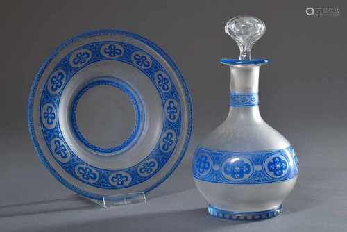 2 Teile satinierte Karaffe und Untersatz mit blauem ornamental geschliffenem Überfang, um 1870/80,