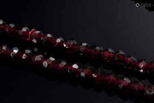 Kette mit facettierten Granatperlen, L. 94cmNecklace with facetted garnet beads, L. 94cm