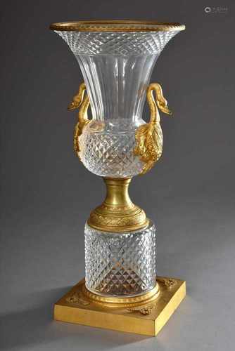 Große Kristall Kratervase mit feuervergoldeter Ormolu Montierung und Sockel in Empire Façon 