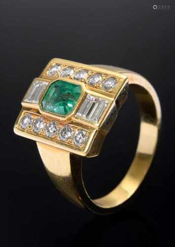 Moderner handgefertigter GG 750 Ring mit Smaragd (ca. 0.75ct) und Diamanten im Brillant- und