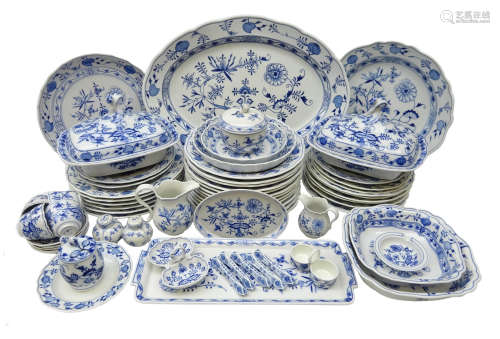 Meissen matched dinner service in the Onion pattern comprising 6 dinner plates, 5 side plates,