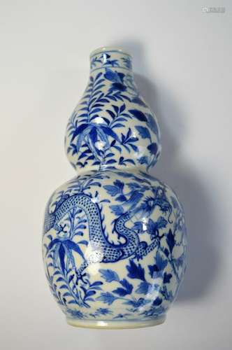 CHINESE QIANLONG 19TH C PORCELAIN GOURD VASE.