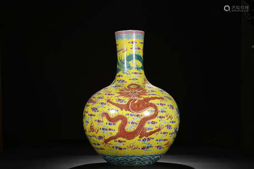 QIANLONG MARK FAMILLE ROSE YELLOW GLOBULAR VASE