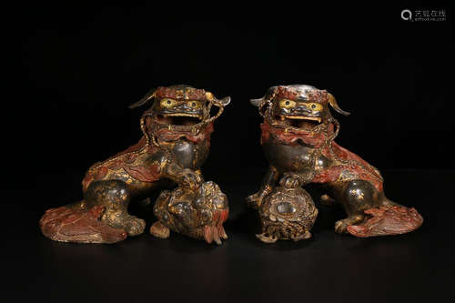 BRONZE LION ORNAMENT IN PAIR