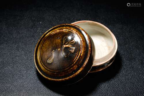 A Chinese Cizhou-Type Porrery Round Box with Cover