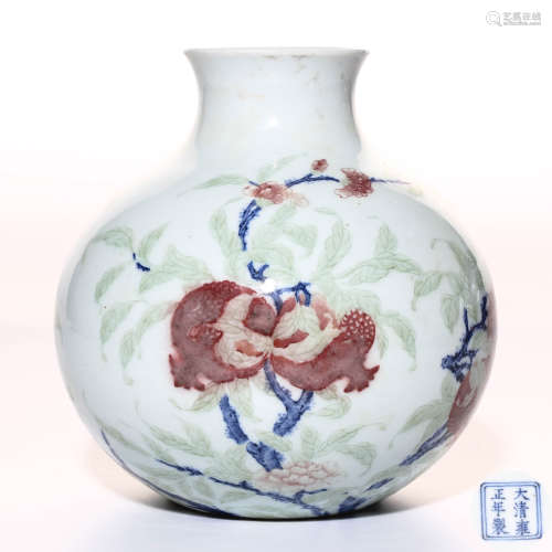 A Chinese San-Cai Glaze Porcelain Vase