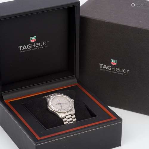 A Tag Heuer Professional 200 meter stainless steel cased divers watch, reference 962.