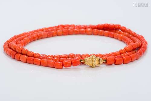 A single strand coral bead necklace Set with a gold clasp. 116 cm long.