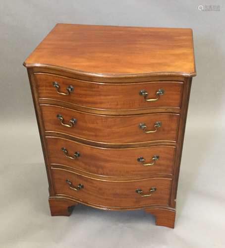 An early/mid-20th century 18th century style mahogany serpentine chest of drawers Of small