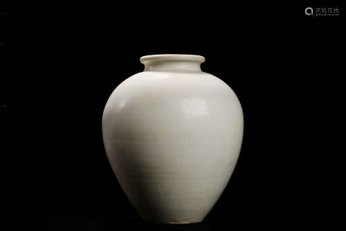 A Chinese White Glazed Porcelain Jar