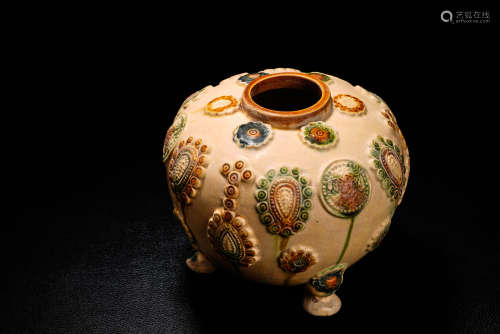 A Chinese San-Cai Glaze Porcelain Jar
