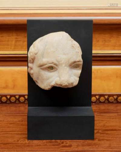 Fragment de bas-relief en marbre figurant un masque d'acteur de théâtre, Art [...]