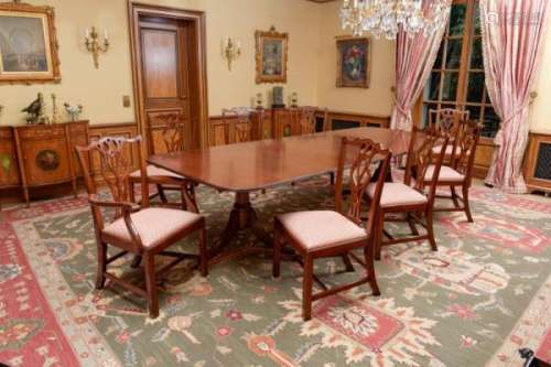Suite de 6 chaises et 2 fauteuils de style Chippendale par la maison Arthur Brett, [...]
