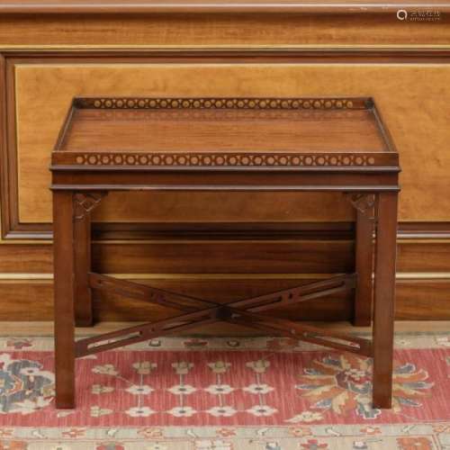 Paire de side tables, Angleterre, XXe s., en placage d'acajou flammé, plateau ceint [...]