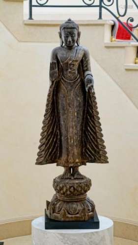 Bouddha en bois sculpté, Birmanie, XIXe s., debout sur un piédestal lotiforme, la [...]