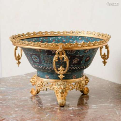 Coupe en émaux cloisonnés d'époque Napoléon III, monture en bronze doré. A [...]