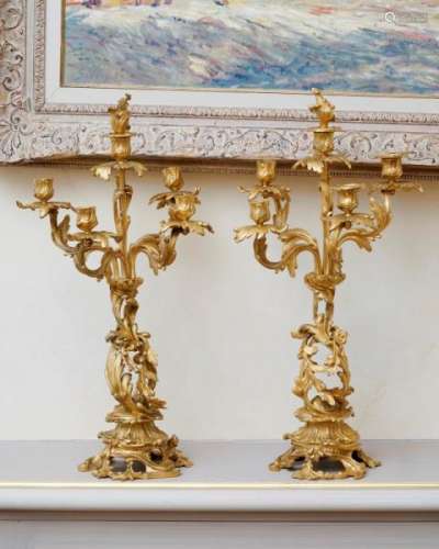 Paire de candélabres de style Louis XV, XIXe s., en bronze ciselé et doré à [...]