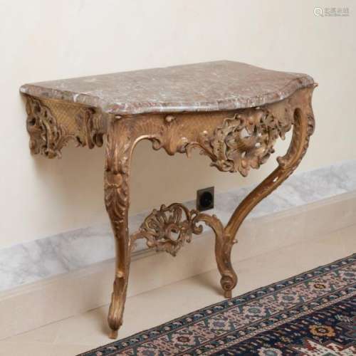 Console d'applique d'époque Louis XV, en bois sculpté et doré à décor de larges [...]