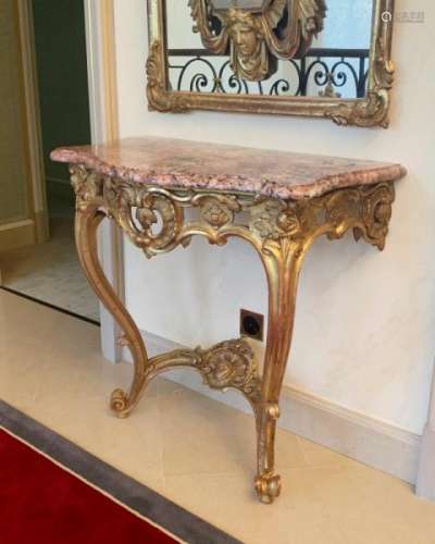 Console de style Louis XV, XIXe s., en bois sculpté et doré à décor d'une [...]