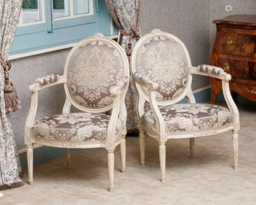 Paire de fauteuils à la reine de style Louis XVI, XXIe s., en bois peint blanc [...]