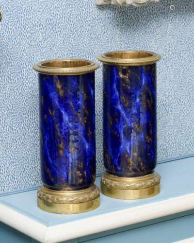 Paire de vases rouleaux, XIXe s., fûts en porcelaine bleue marbrée or, monture en [...]