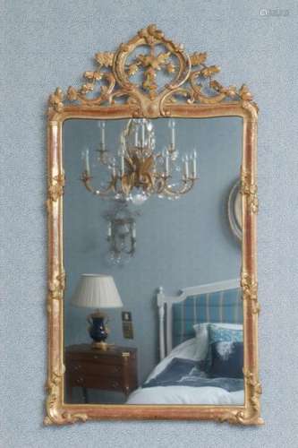 Miroir de style Louis XV, XIXe s., en bois sculpté et doré, à fronton à décor [...]