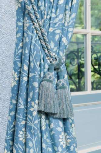 Paire de rideaux, XXIe s., en tissu bleu à motifs imprimés formant des végétaux, [...]