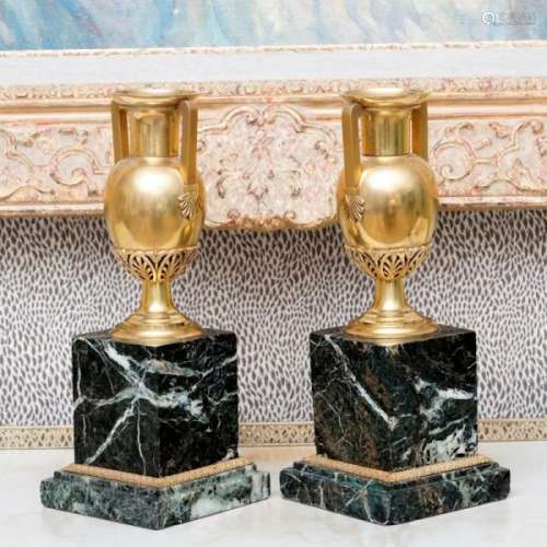 Paire de vases à l'antique, XIXe s., en bronze ciselé et doré à décor de [...]